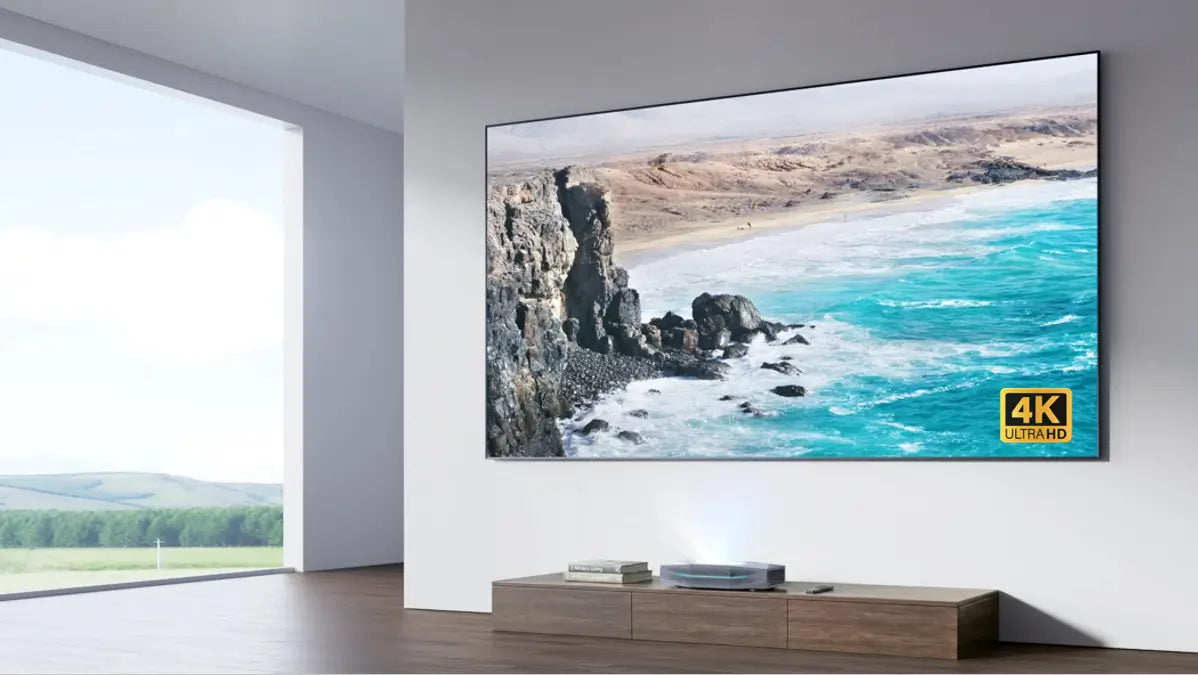4K Ultra HD Beamer in einem modernen Wohnzimmer mit großer Projektionsleinwand.