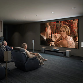 AWOL Vision Aetherion Max 4K RGB Laser Ultrakurzdistanz Beamer für immersives Heimkino mit großem Filmbild.