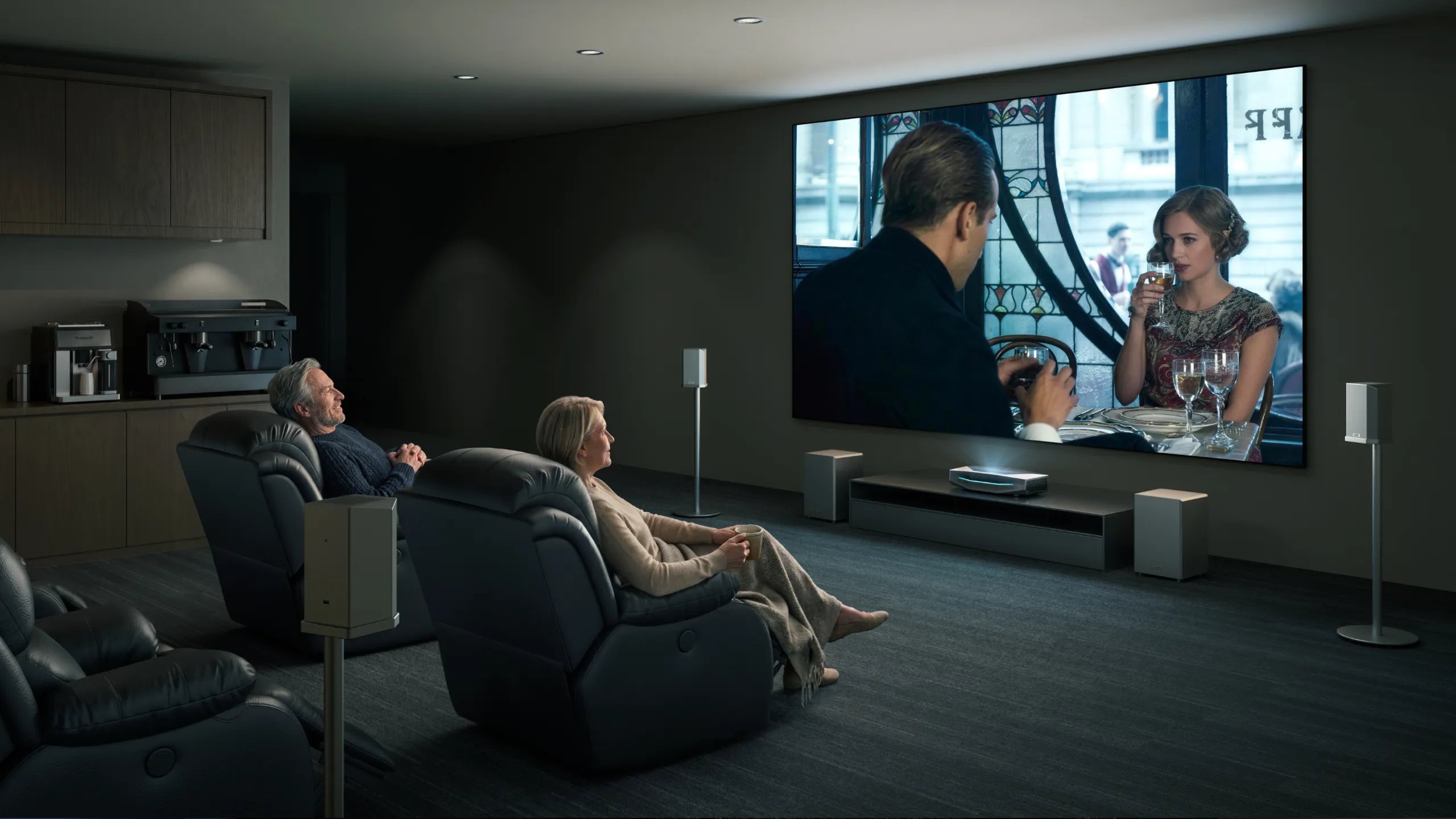 AWOL Vision Heimkino mit Beamer für Heimkino und immersivem Filmabend auf großer Projektionswand.
