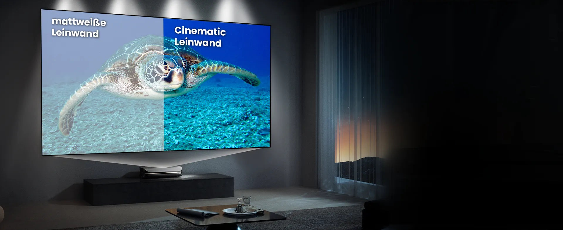 AWOL Vision Cinematic Leinwand mit 0.6 dB Gain für UST-Projektoren im Vergleich zu mattweißer Leinwand.