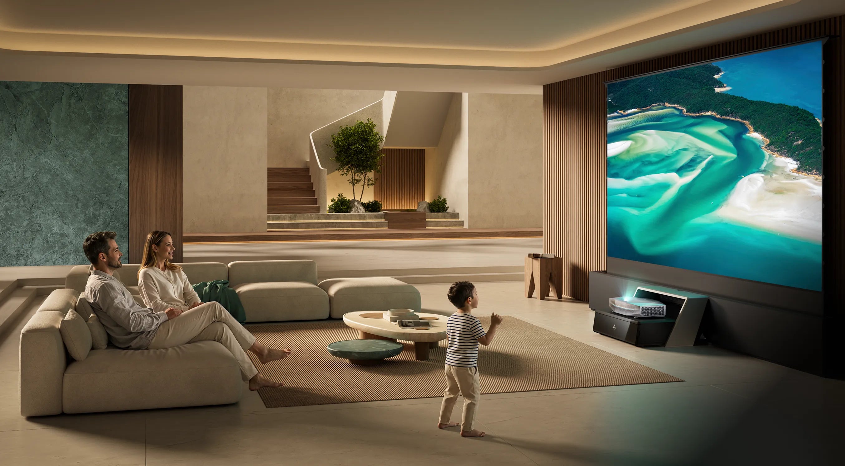 AWOL Vision 4K Beamer Heimkino Setup im hellen Wohnzimmer für Familienunterhaltung auf großer Leinwand.