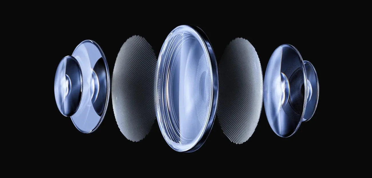 Aetherion Saphirglaslinse mit Seltenerd-Beschichtung für hohe Lichtdurchlässigkeit und Farbgenauigkeit.