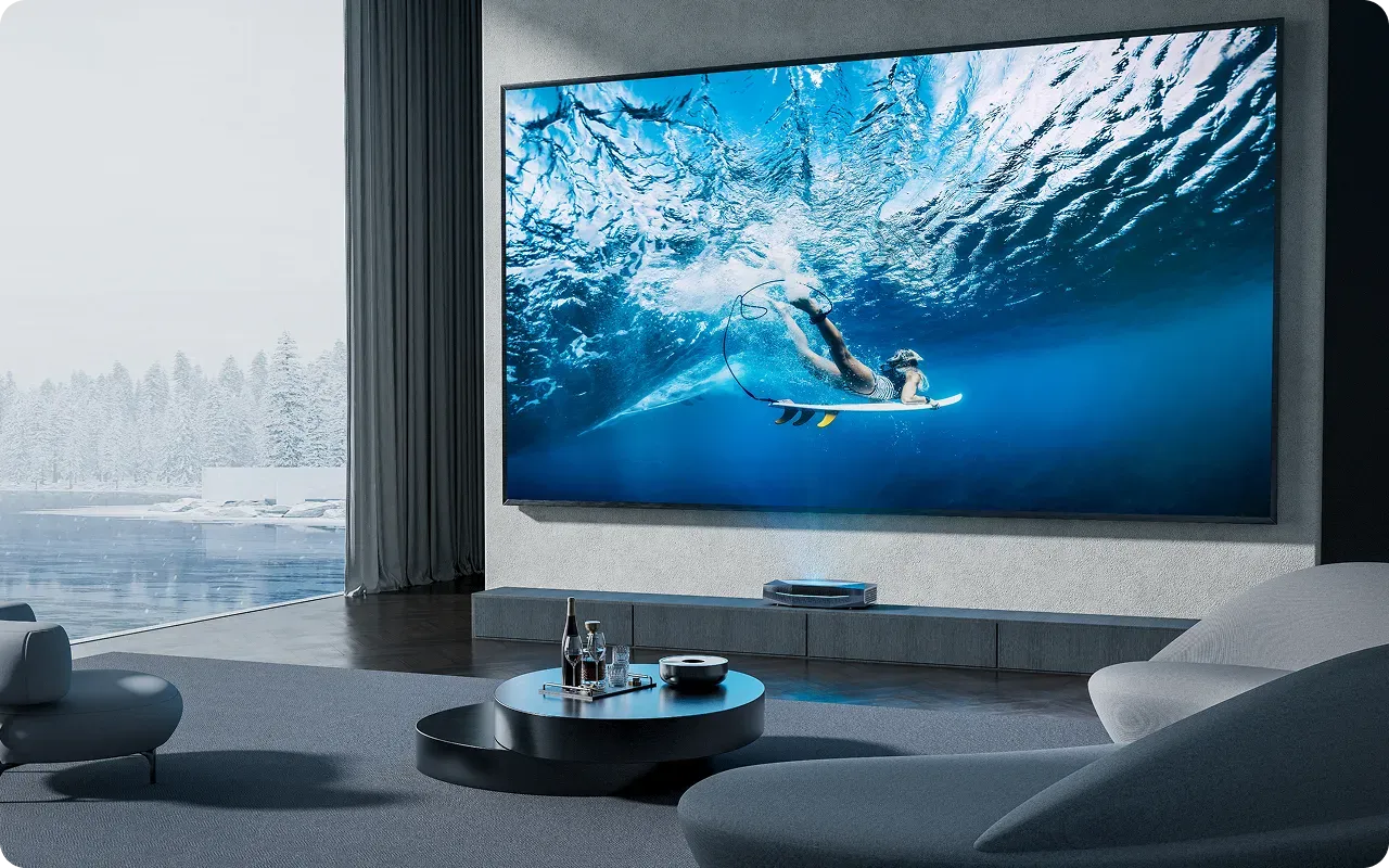 Aetherion Max & Pro UST Ultra-Kurzdistanz Projektor mit großem Heimkino-Bild im modernen Wohnzimmer.