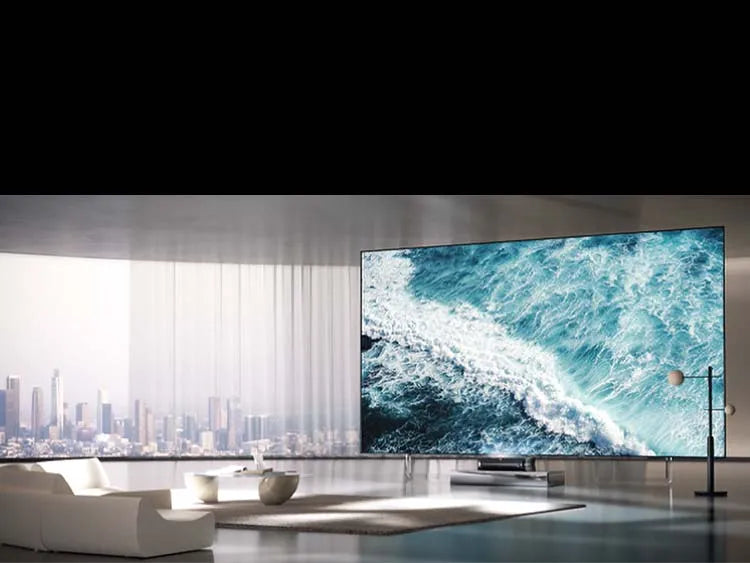 Wohnzimmer mit LTV-3000 Pro UST Beamer als 4K Heimkino-Lösung auf großer Leinwand.