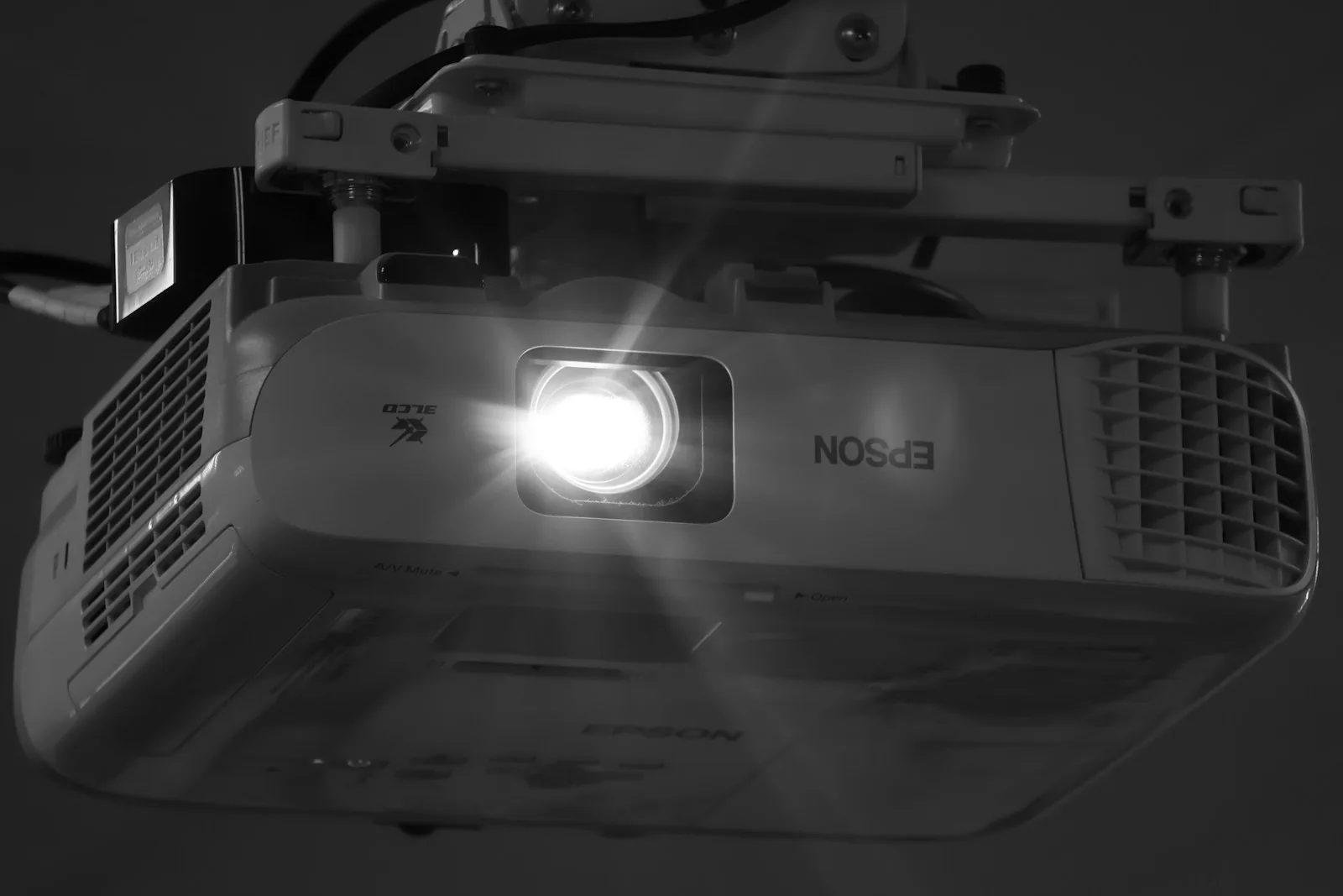 Projektor mit eingeschalteter Optik und sichtbarem Licht